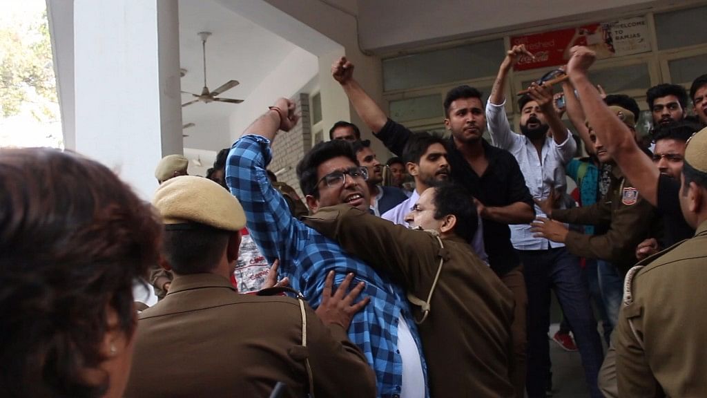 Protests against Umar Khalid’s talk at Ramjas College turned violent when ABVP members attacked students. (Photo: Debalin Roy, Piyush Nagpal/<b>The Quint</b>)