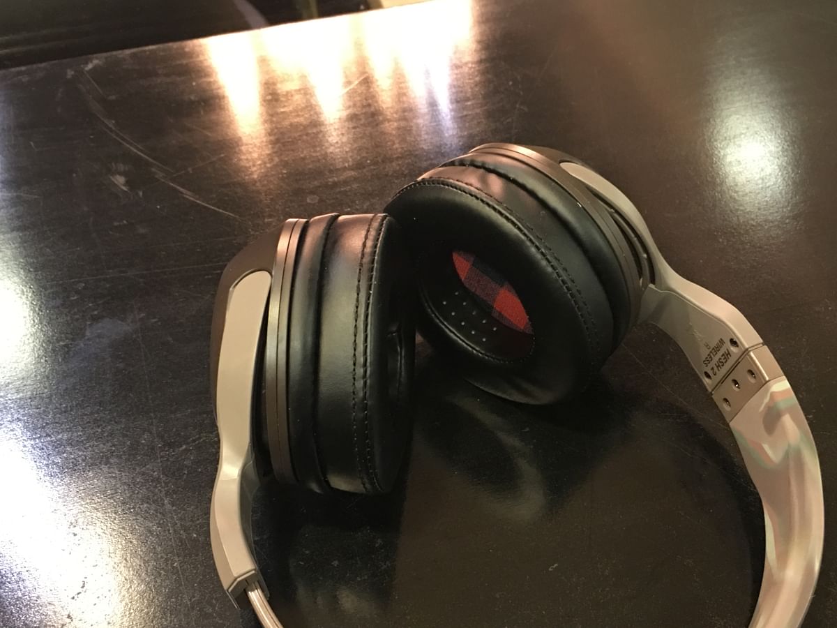 This wireless headphone also doubles up as a wired one.