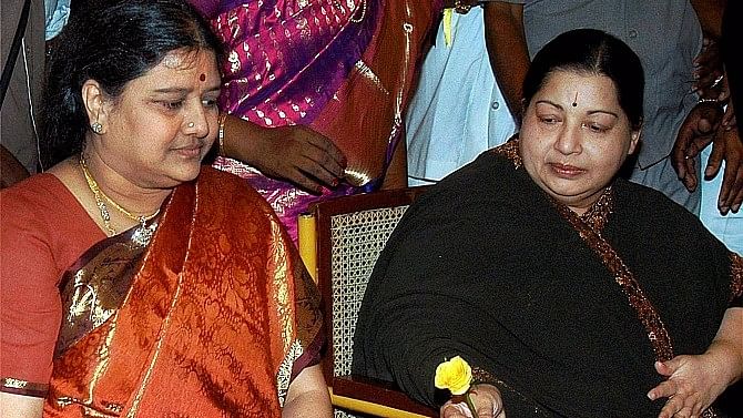 VK Sasikala with Jayalalithaa. (Picture courtesy: democratsnewz.com)