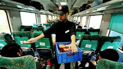 Facebook user Protapta Das alleged that the pantry car staff on the Yesvantpur-Howrah Express had hiked prices of the meals during his journey. (Photo Courtesy: Facebook/@<a href="https://www.facebook.com/protapta.das/posts/1268640833223671">Protapta.das</a>)