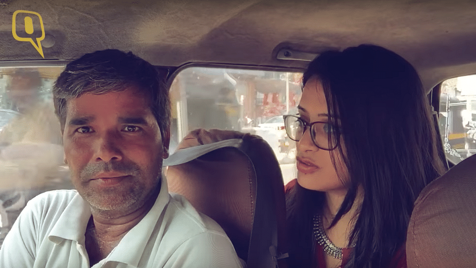 <b>The Quint</b>’s Pallavi Prasad in conversation with a Mumbai cab driver. (Photo: The Quint)
