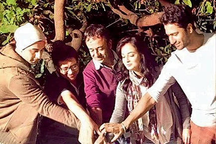 Ranbir Kapoor and Dia Mirza along with Rajkumar Hirani begin the shoot of the film. (Photo courtesy: Twitter/Watch_Bollywood)
