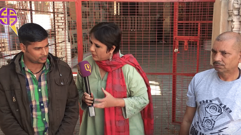 At VHP-run “Ram Janmabhoomi Nyas” in Ayodhya, Barkha talks to BJP supporters about Akhilesh, and the mandir-masjid issue. (Photo: <b>The Quint</b>)
