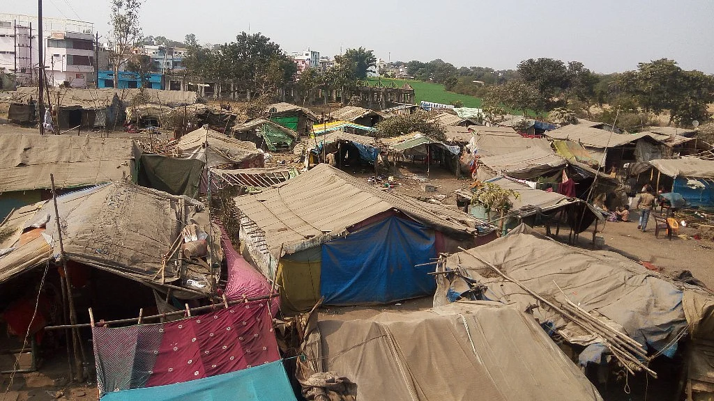 The open land in Betul district of Madhya Pradesh, where the Pardhi community has taken refuge after being evicted from Chauthiya village. (Photo: Sunita Malpani/ <b>The Quint</b>)
