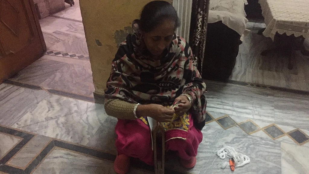 Raj Rani, 50, has been making footballs for the past 27 years. She says, “I used to make 200 rupees 20 years ago. Today, I still make 200 rupees.” (Photo: Parth MN/ <b>The Quint</b>)