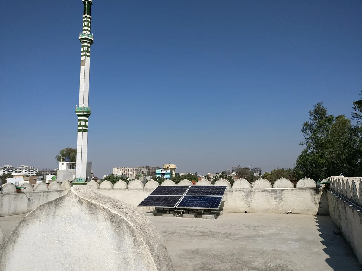 A small panel is enough to light up the entire mosque. (Photo: Manon Verchot)