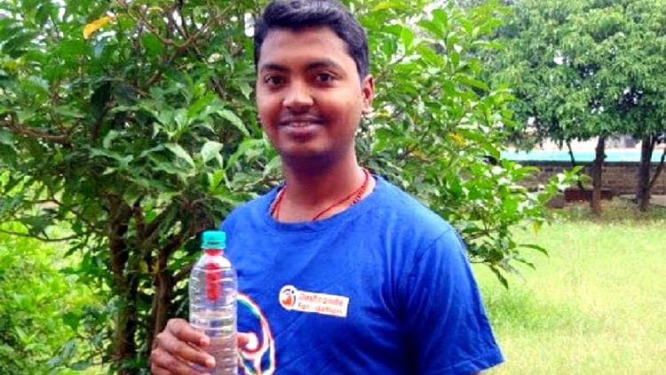 Niranjan noticed that while most of them were carrying PET bottles (like Bisleri and soft drink bottles), they were filling water in those bottles from a nearby tank. (Photo Courtesy: The News Minute)