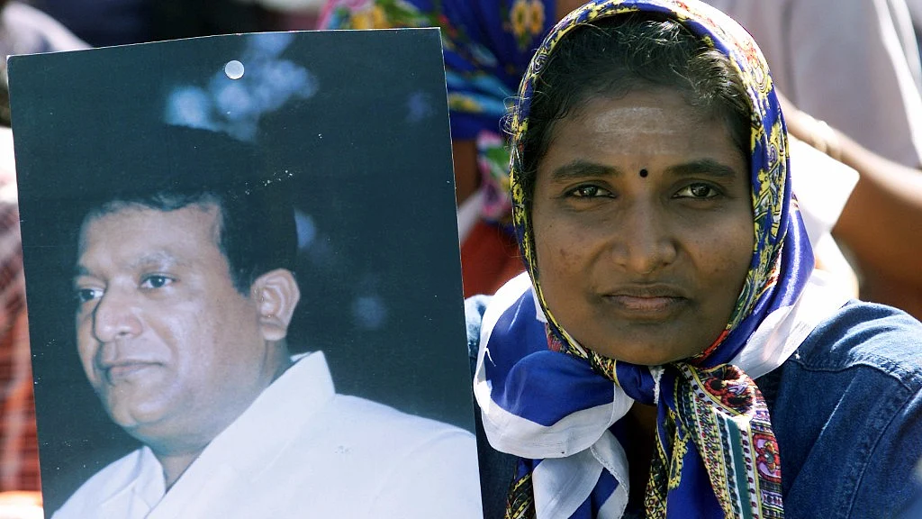 A Sri Lankan Tamil woman holds picture of revel leader Prabhakaran during the rally in Jaffna, Sri Lanka, 27 June 2003. (Photo: Reuters)