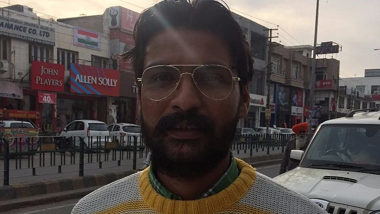 Shinder Pal, a cab driver, says both the Congress and the Akali Dal have let down the people. (Photo: Parth MN/<b>The Quint</b>)