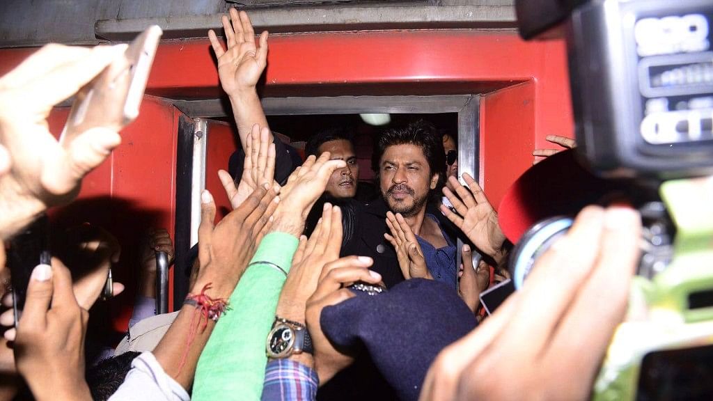 Shah Rukh Khan waves out to fans during his <i>Raees</i> train ride. (Photo: Yogen Shah)