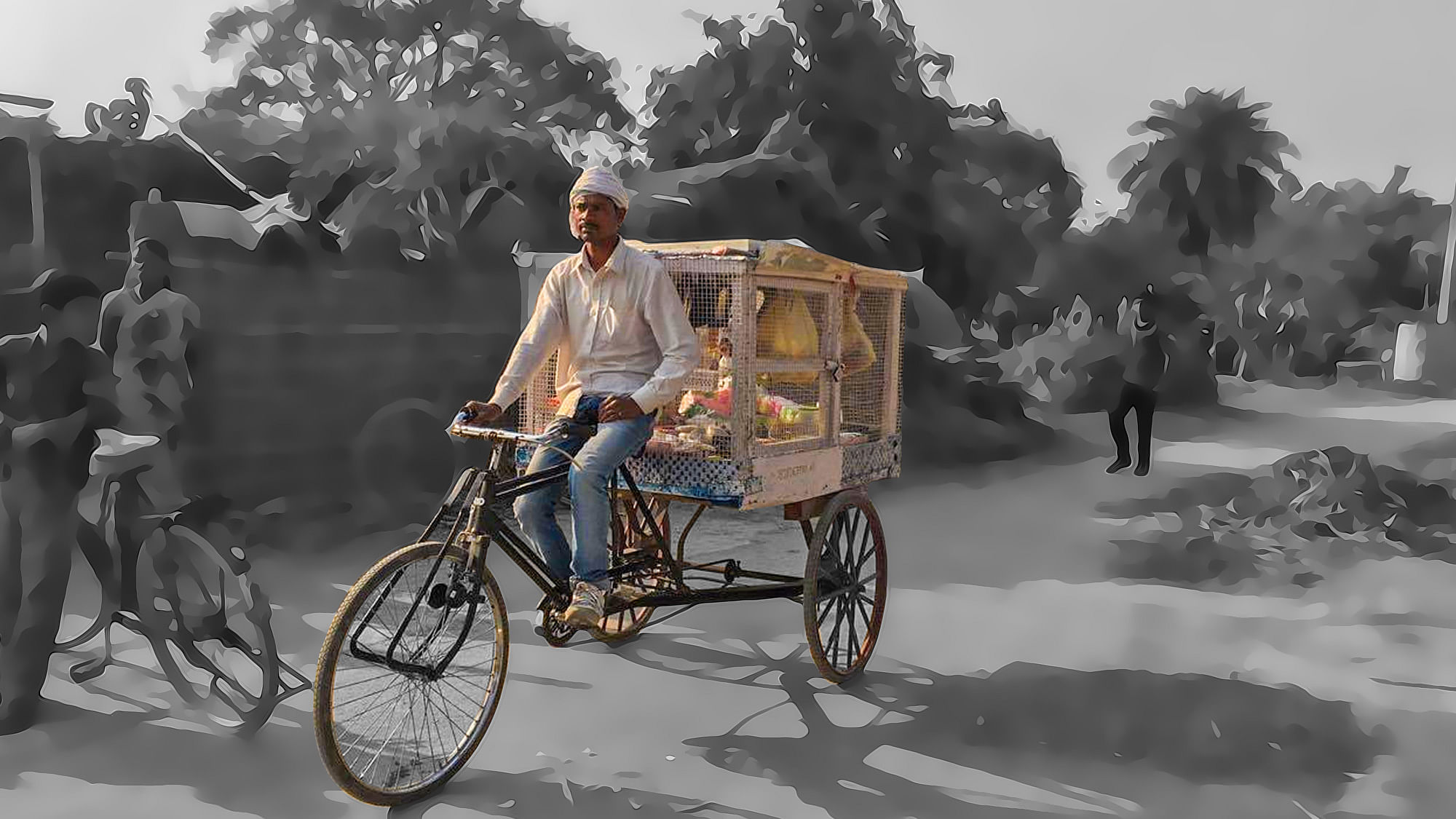 Thakur Chauhan rides his mobile kiosk. (Photo: Maanvi/<b>The Quint</b>)