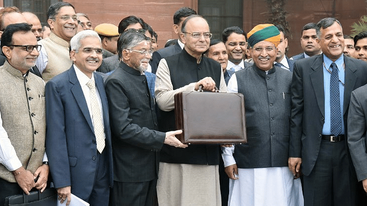 Arun Jaitley departing from North Block to Rashtrapati Bhavan and Parliament House, to present the Budget. (Photo Courtesy: Twitter/<a href="https://twitter.com/PIB_India">@PIB_India</a>)
