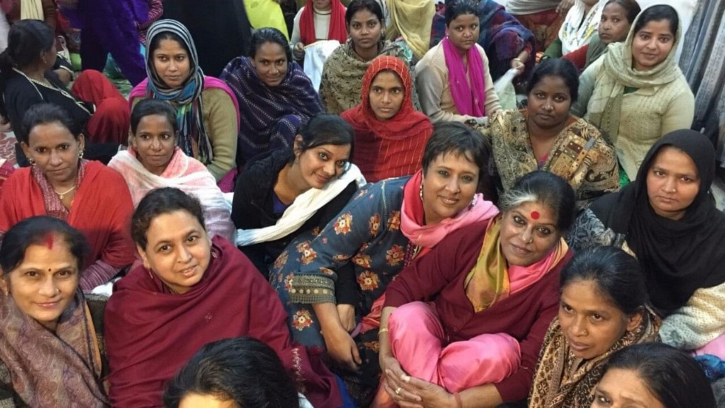 Barkha Dutt sits with chikankari workers at SEWA in Lucknow to listen to the message they have for the Prime Minister. (Photo: <b>The Quint</b>)