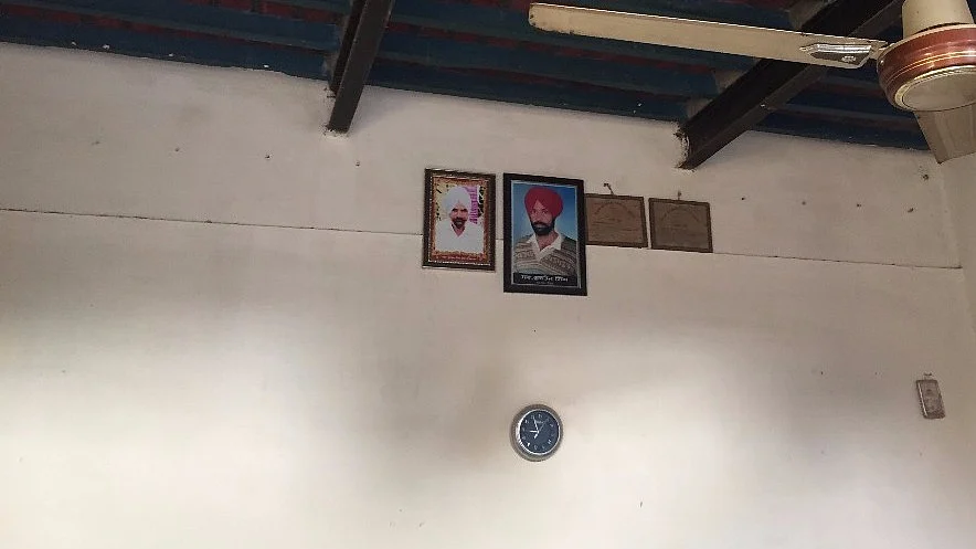 35-year-old Gurtej Singh (centre) ended his life after he was unable to pay off a loan of Rs 5 lakh. (Photo: Parth MN/ <b>The Quint</b>)