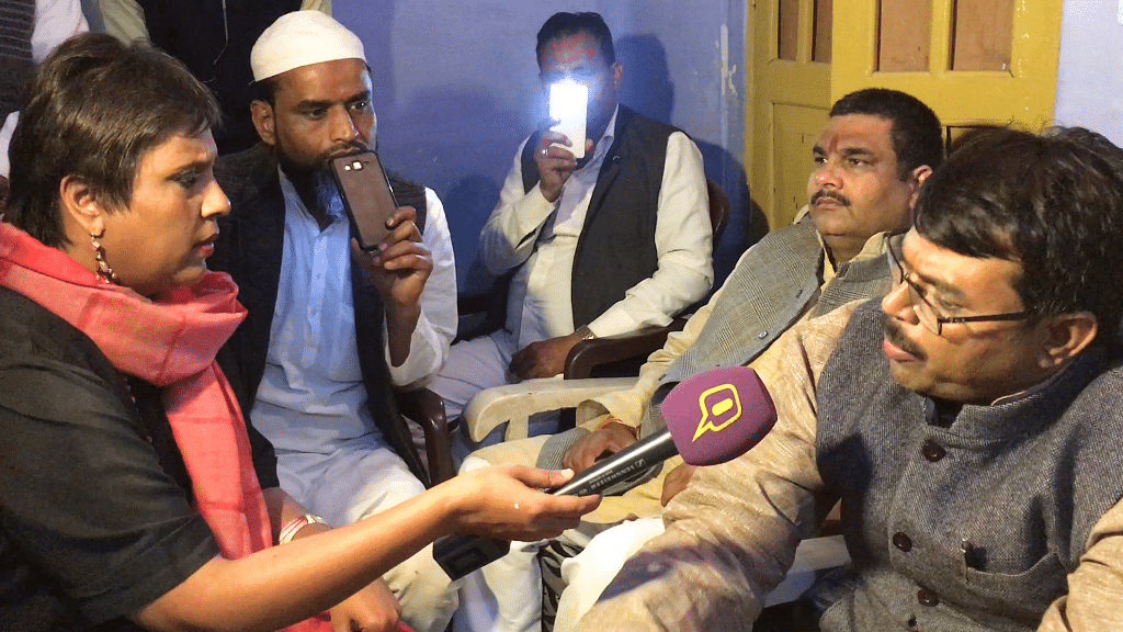 Barkha sits down with ‘Mulayam ke log’ in the parallel SP party office that opened during the Yadav feud. (Photo:<b> The Quint</b>)