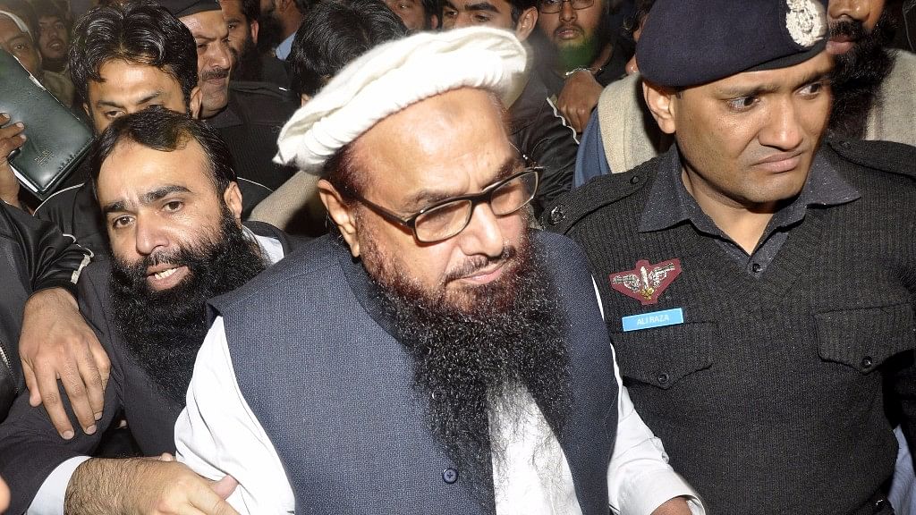Chief of Pakistan’s Jamaat-ud-Dawa (JuD) Hafiz Saeed (C) leaves after being detained by police in  Lahore on 31 January. (Photo: IANS)