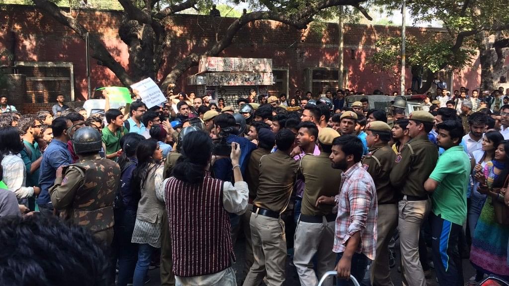 The clashes come a day after a two-day long seminar organised by Ramjas College had to be cancelled after ABVP members protested against the participation of JNU student Umar Khalid. (Photo: Abhilash Mallick/<b>The Quint</b>)