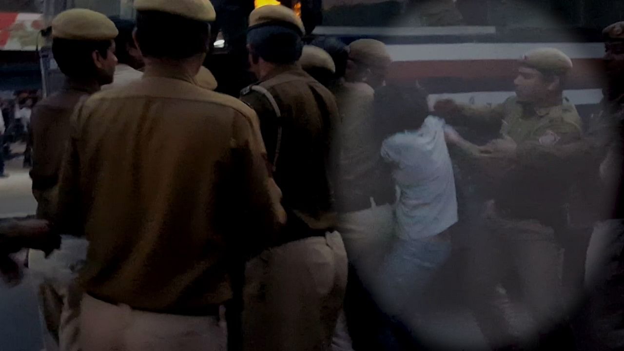 <b>

The Quint</b> caught policemen on tape beating up this woman protester. (Photo: <b>The Quint</b>)