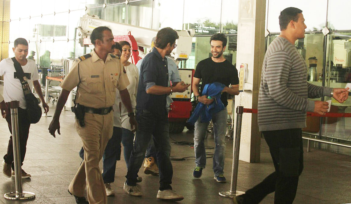 Was SRK shooting for his next big release at the Mumbai airport?