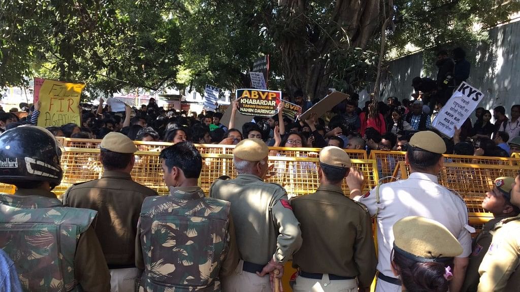 Students march at ITO against police inaction and ABVP’s violence outside Ramjas College. (Photo: The Quint)