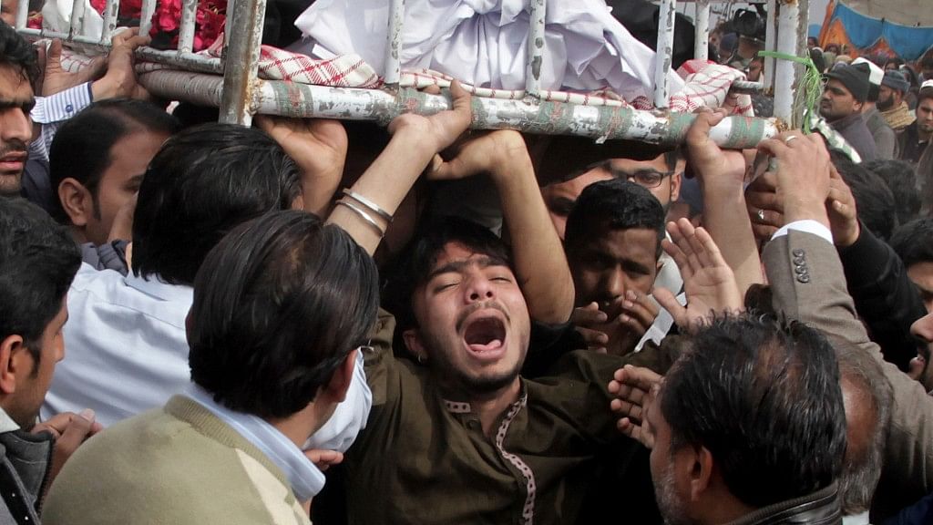 File photo: People mourn the death of a family member who was killed in a deadly bomb blast Monday, during a funeral in Lahore, Pakistan. (Photo: AP)