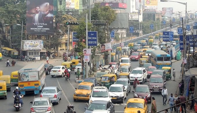 Diesel-run taxis, buses and trucks contribute substantially to Kolkata’s air pollution.(Photo Courtesy: India Climate Dialogue/Jayanta Basu)
