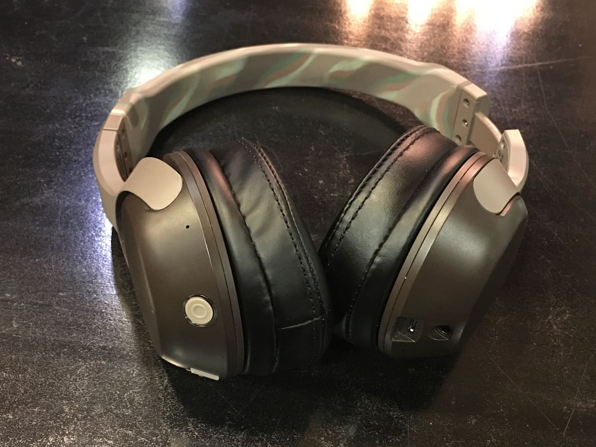 This wireless headphone also doubles up as a wired one.