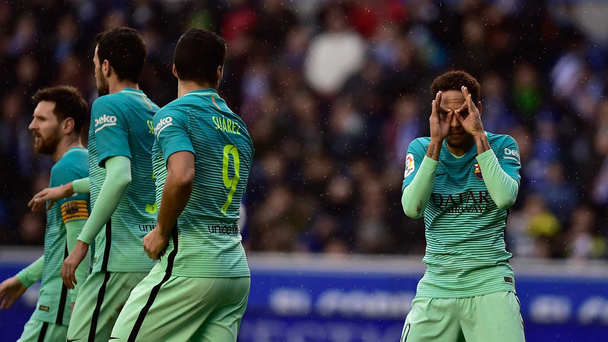 FC Barcelona’s Neymar Jr., right, celebrates his goal after scoring during the Spanish La Liga match between Barcelona and Deportivo Alaves. (Photo: AP)