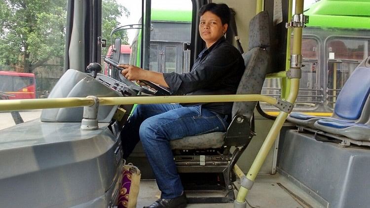 Vankadarath Saritha. (Photo Courtesy: <a href="http://www.thenewsminute.com/article/will-telangana-get-its-first-woman-bus-driver-meet-woman-job-58153">The News Minute</a>)