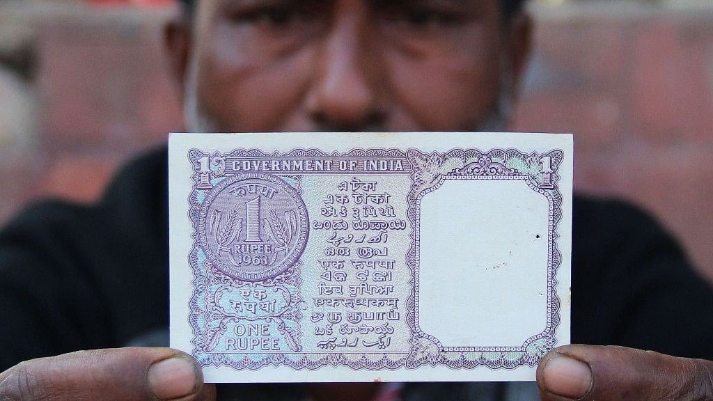 Durga Das holds up an old one-rupee note from 1963. (Photo: Nasir Kachroo)