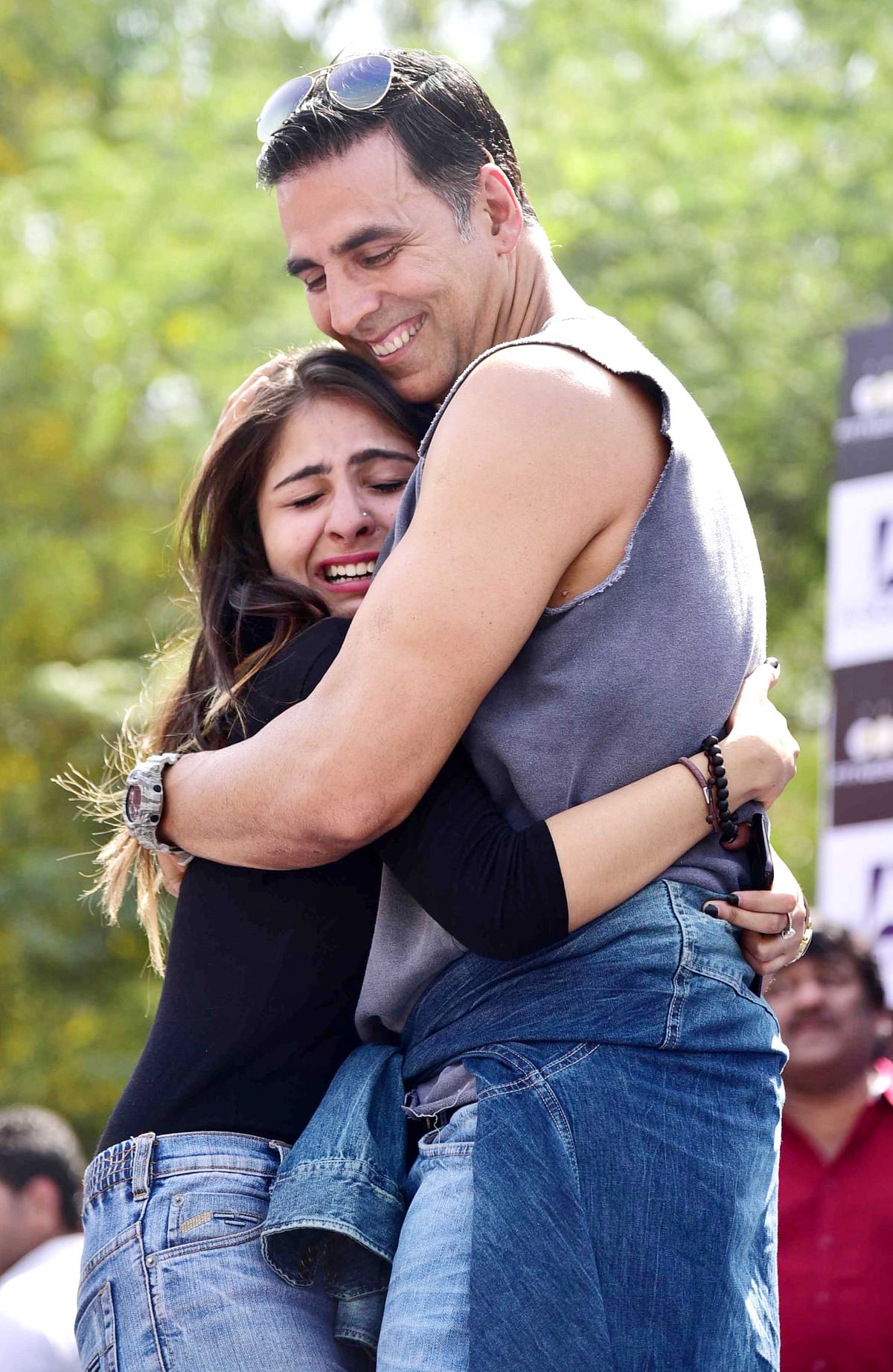Watch Akshay Kumar get tackled by a fan here.