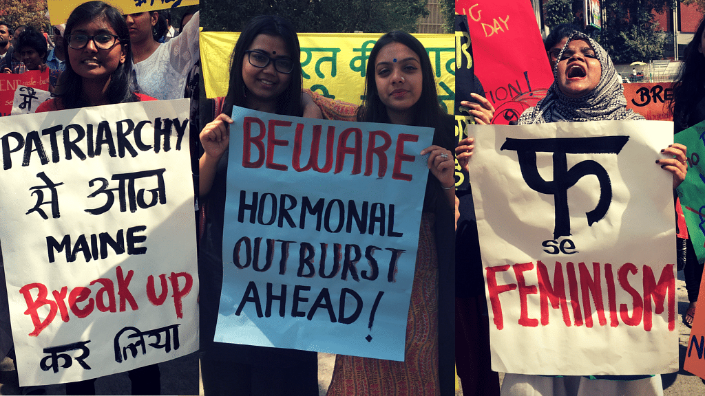 Chants of ‘Hormonal outburst <i>hoke rahega, </i>Maneka Gandhi <i>hoshiyar</i>’ outside Shastri Bhavan in New Delhi (Photo: Meghnad Bose/<b>The Quint</b>)