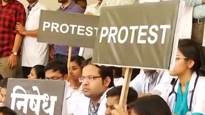 Resident doctors protest outside Sion Hospital (Photo: ANI Screengrab)