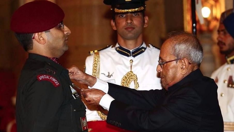 Major Rohit Suri received the Kirti Chakra award by President Pranab Mukherjee on Monday. (Photo Courtesy: Twitter/@<a href="https://twitter.com/siddharthk63">Siddharthk63</a>)