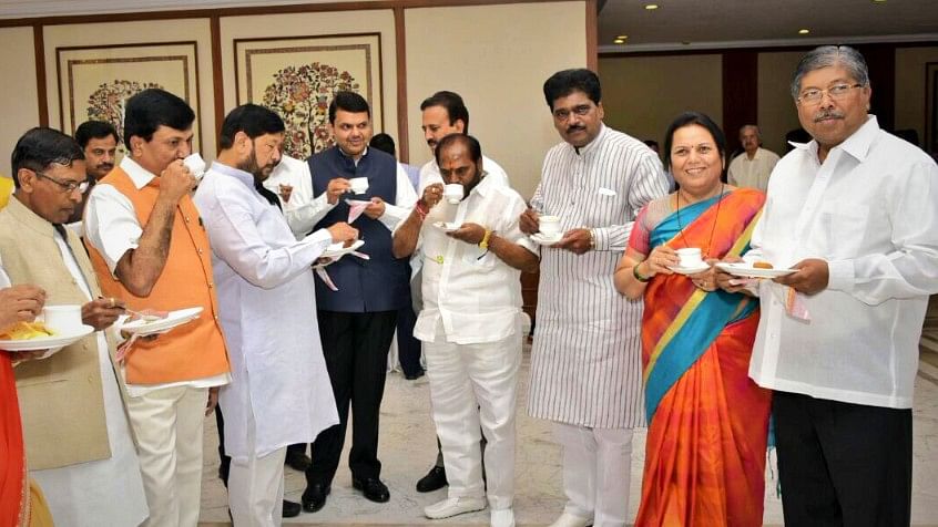 Maharashtra CM Devendra Fadnavis surrounded by BJP &amp; Shiv Sena leaders.&nbsp;