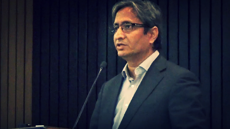 Ravish Kumar getting the Kuldip Nayar award. 