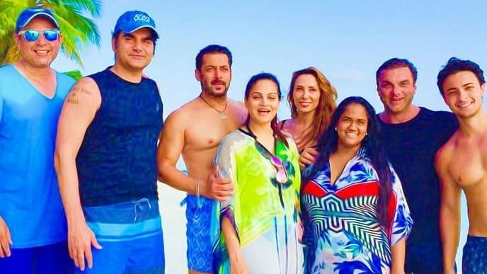 Salman parties with Iulia, Sohail, Arbaaz, Arpita and Aayush. (Photo courtesy: Instagram)