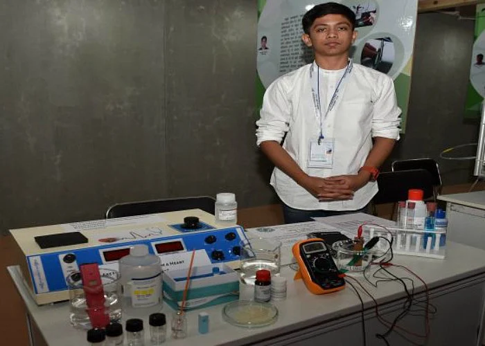 Akash Manoj with the prototype of his non-invasive self diagnosis of ‘silent heart attack’ during the Innovation Exhibition at the Rahtrapati Bhavan in New Delhi. (PTI)