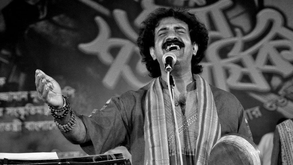 Bengali folk singer Kalika Prasad Bhattacharya. (Photo Courtesy: <a href="https://www.facebook.com/photo.php?fbid=1304042572955502&amp;set=pb.100000493148521.-2207520000.1488882751.&amp;type=3&amp;theater">Facebook</a>/Kalikaprasad Bhattacharjee)