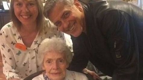 George Clooney visits a care home to meet his 87-year-old fan. (Photo Courtesy: Facebook/<a href="https://www.facebook.com/photo.php?fbid=1478752132136519&amp;set=a.490134917664917.127514.100000052381406&amp;type=3&amp;theater">Linda Jones</a>) 