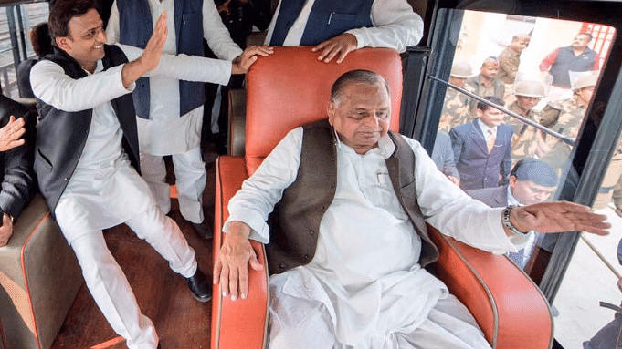 Akhilesh Yadav and Mulayam Singh seen together before UP polls 2017. (Photo Courtesy: Twitter/<a href="https://twitter.com/yadavakhilesh/status/804346448661872642">Akhilesh Yadav</a>)