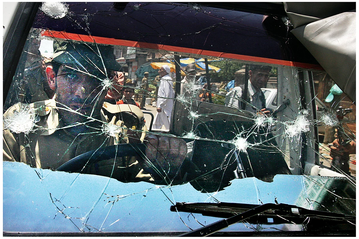 Aftermath of grenade attack, Srinagar, 2016. (Photo Courtesy: <i>Witness: Kashmir 1986-2016</i>/Altaf Qadri)