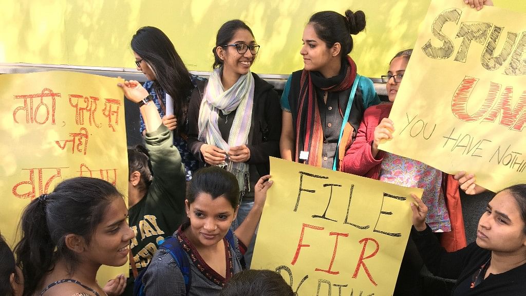Students hold a protest against ABVP violence at North Campus, Delhi University. (Photo: <b>The Quint</b>)