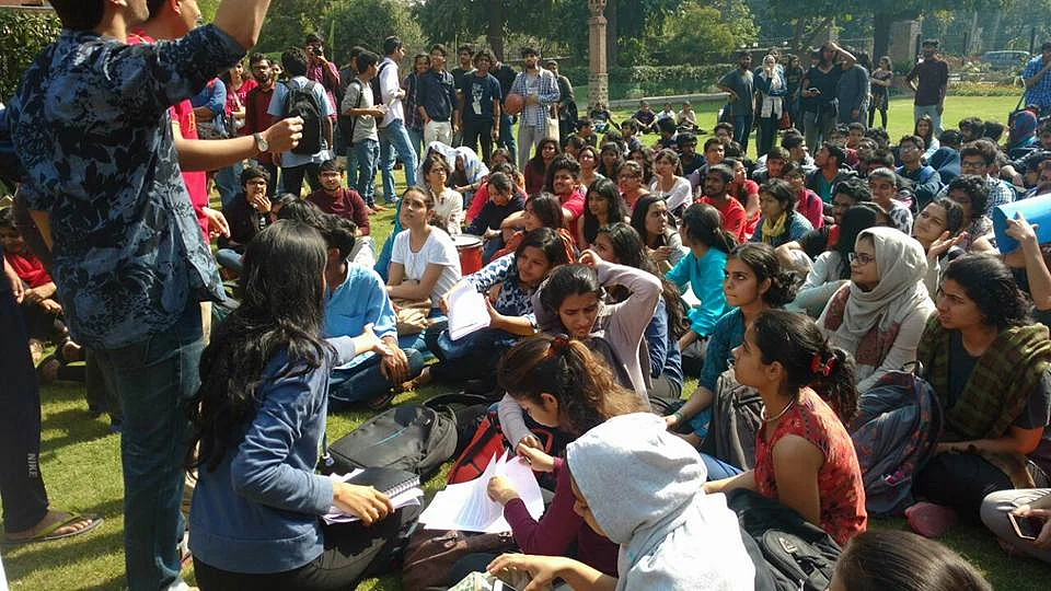 Students sit in protest at the Andrews Court in St Stephen’s College. (Photo Courtesy: Facebook/<a href="https://www.facebook.com/akash.bhattacharya.718">Akash Bhattacharya</a>)