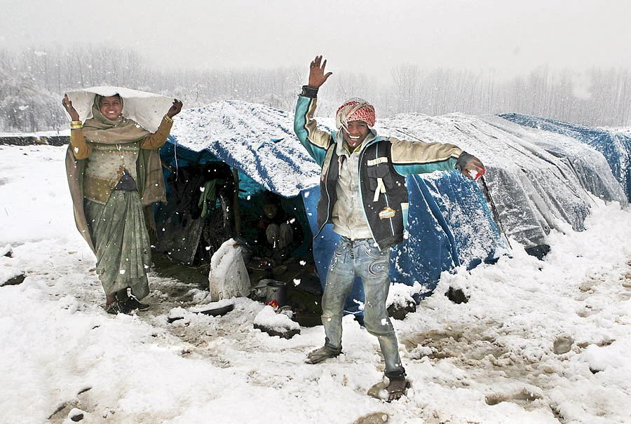 Migrant worker family in Anantnag, 2015. (Photo Courtesy: <i>Witness: Kashmir 1986-2016</i>/Javed Dar)