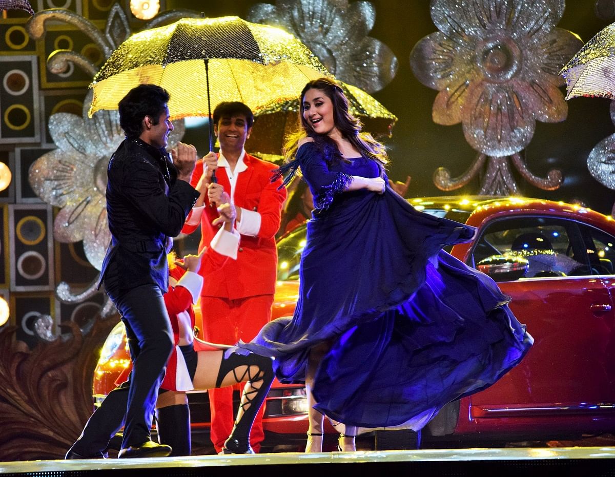 

Kareena Kapoor Khan paid a dancing tribute to the Khans of Bollywood.