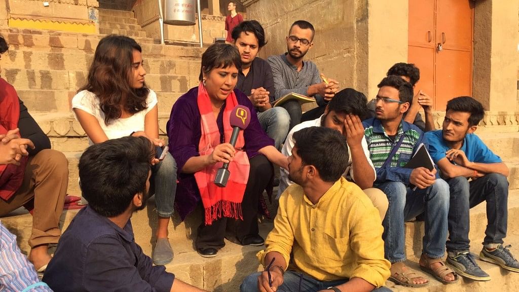 Barkha Dutt talks to students of the Banaras Hindu University at Reewa Ghat. (Photo: Shadab Moizee/<b>The Quint</b>)