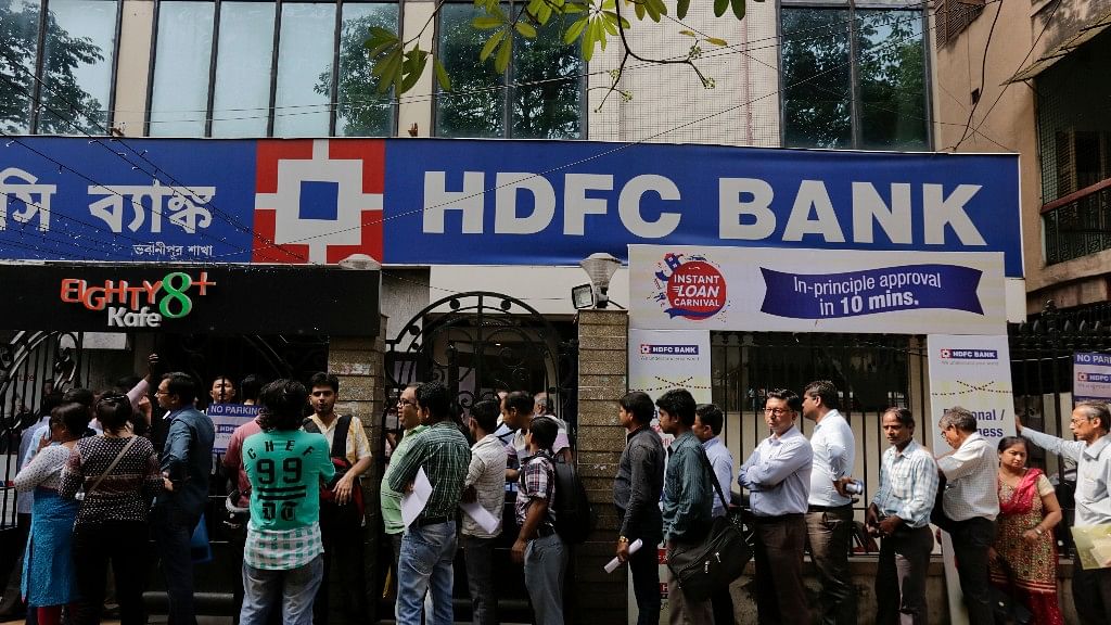 

Customers wait patiently in queues outside an HDFC Bank branch in Kolkata. (Photo: AP)
