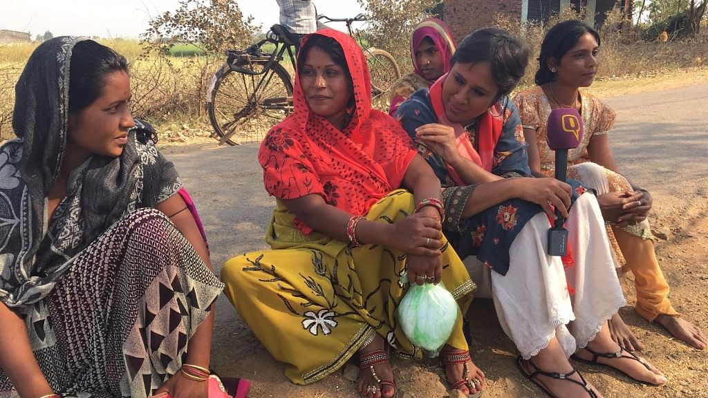 Barkha Dutt asks women in Marihan village  what issues will factor in when they cast their votes on 8 March. (Photo: <b>The Quint</b>)