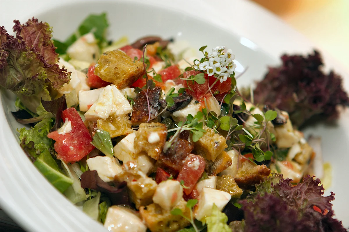 The waiter doesn’t believe I can polish off this one-pound steak all by myself and suggests another local speciality – the Panzanella. (Photo: iStock)